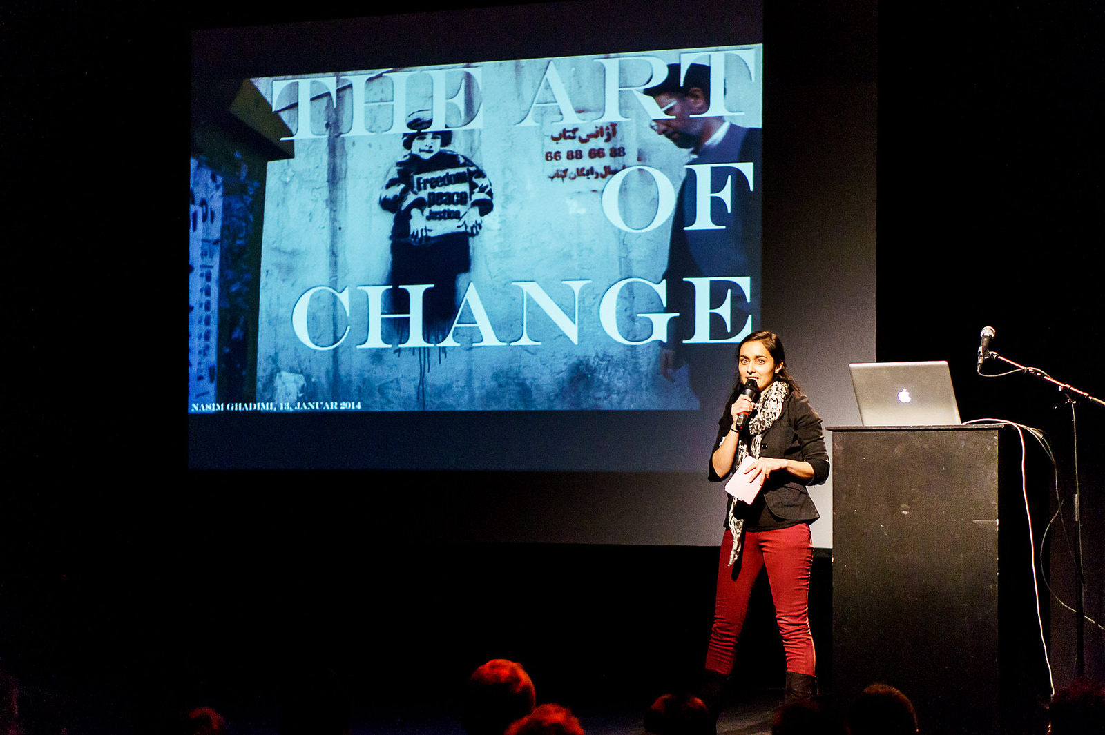 56. Webmontag in Frankfurt: Nasim Ghadimi bei ihrem Vortrag "The Art of Change"